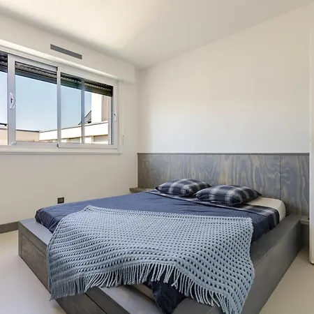 Stunning 1-bedroom With Cathedral View - Broglie Διαμέρισμα *