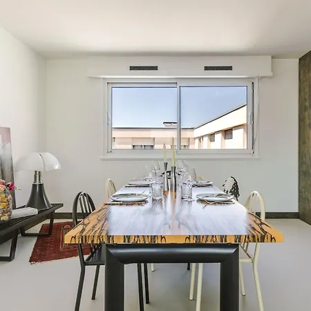 Stunning 1-bedroom With Cathedral View - Broglie Διαμέρισμα