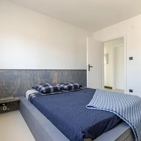 Stunning 1-bedroom With Cathedral View - Broglie Διαμέρισμα