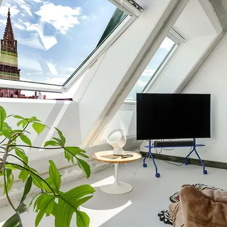 Stunning 1-bedroom With Cathedral View - Broglie Διαμέρισμα
